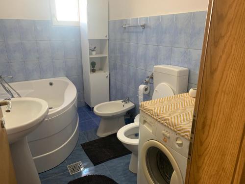 y baño con lavabo, aseo y bañera. en Apartament în regim hotelier en Timisoara