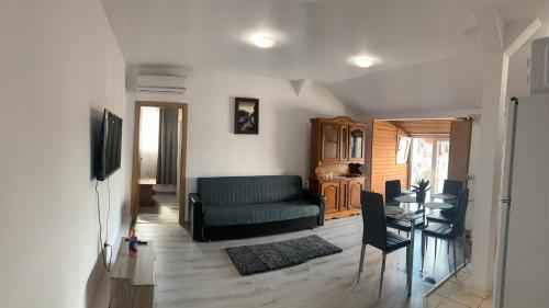 sala de estar con sofá y mesa en Apartament în regim hotelier en Timisoara