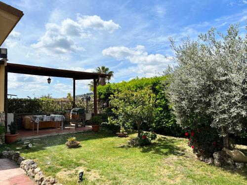 un jardín con pérgola y algunos arbustos y árboles en ***** La casa di Giò, en Caltanissetta