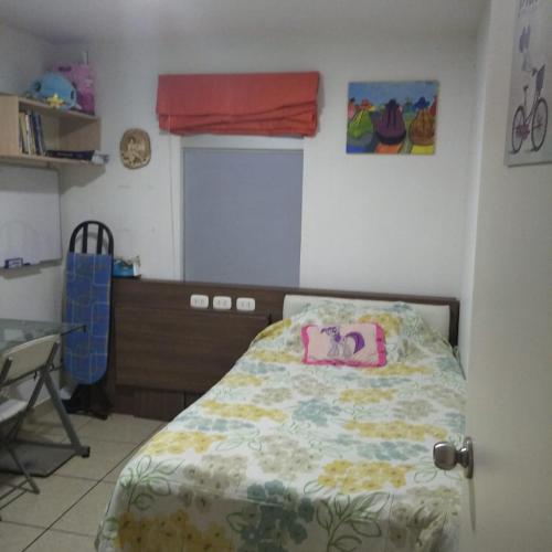 um quarto com uma cama com uma cómoda e uma janela em Apartamento BREÑA em Lima