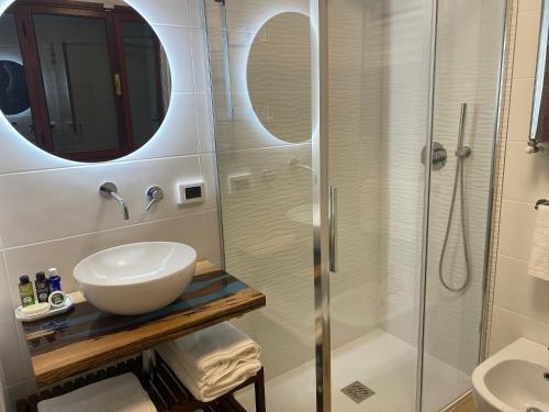 ein Bad mit einem Waschbecken und einer Dusche in der Unterkunft VILLA LUNA in Comeana