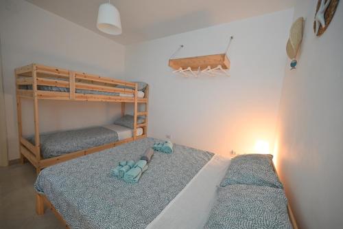a bedroom with two bunk beds and a lamp at villa adua in Torre Santa Sabina