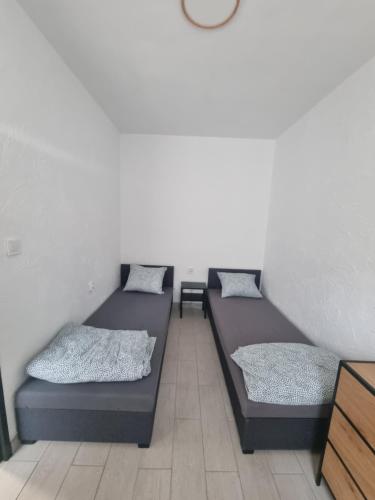 Rúm í herbergi á Apartament Nova Kamienica 3