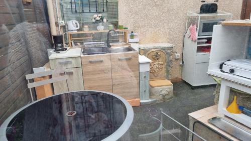 une petite cuisine avec une table et un réfrigérateur dans l'établissement Chambre Locéanaïs, à Régusse