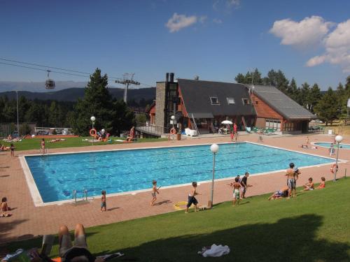 a group of people playing in a swimming pool at Chalet en la motaña in La Molina