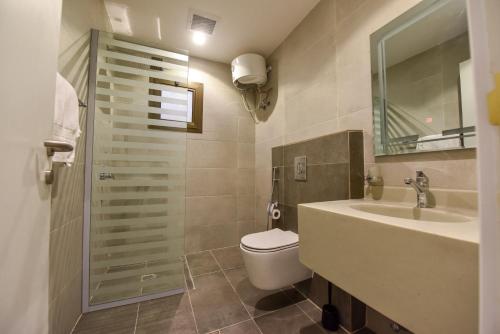 利雅德的住宿－شقق الهدوء Alhudu Apartments，一间带卫生间和水槽的浴室