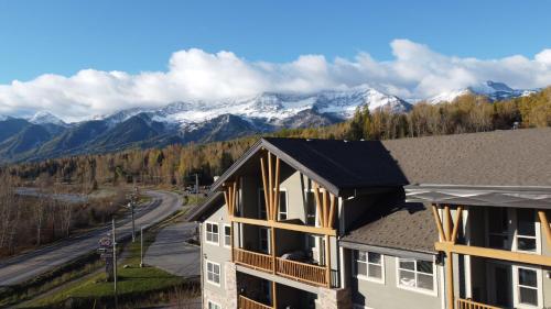 - un immeuble d'appartements avec vue sur les montagnes dans l'établissement Silver Rock Condominiums by Fernie Central Reservations, à Fernie