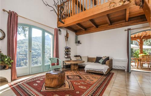 un salon avec un canapé et une table dans l'établissement Belle Maison En Pleine Nature, à Fréjus