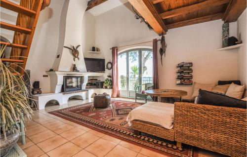 un salon avec un canapé et une cheminée dans l'établissement Belle Maison En Pleine Nature, à Fréjus