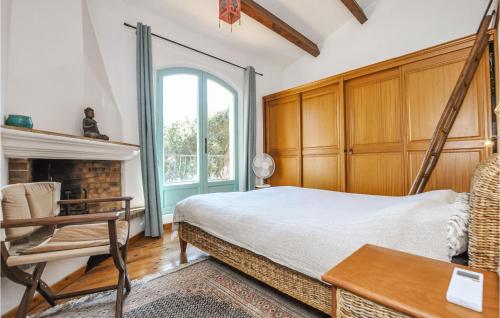 1 dormitorio con 1 cama y chimenea en Awesome Home In Frjus With Wifi, en Fréjus