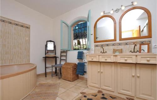 ein Badezimmer mit einer Badewanne und einem Waschbecken in der Unterkunft Awesome Home In Frjus With Wifi in Fréjus