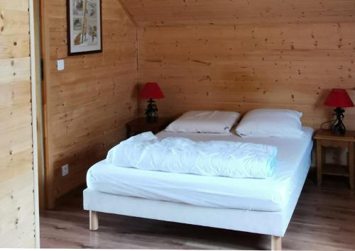 Кровать или кровати в номере Chalet Aneloup vue d'exception à la Joue du Loup