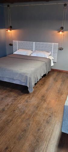 バルハシにあるКвартира Люкс (Мира 1)のベッドルーム1室(ベッド2台付)が備わります。