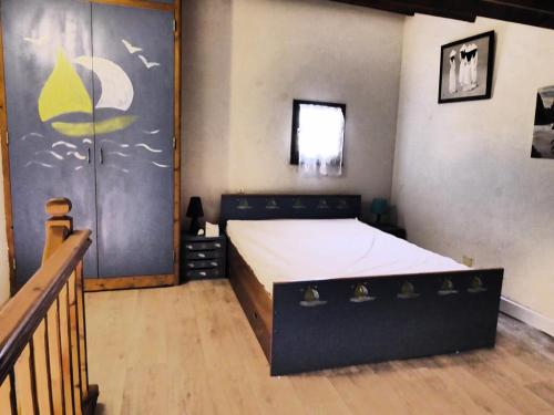 Maison de plage في ناربون بلاج: غرفة نوم بها سرير كبير وباب