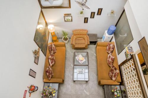 an overhead view of a living room with beds at Hotel Seven- Center of City Chandigarh in Chandīgarh