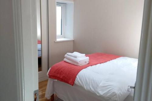 - une chambre avec un lit et des serviettes dans l'établissement 2 Bed City Center Apartment, à Galway