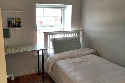 - une petite chambre avec un lit et une fenêtre dans l'établissement 2 Bed City Center Apartment, à Galway