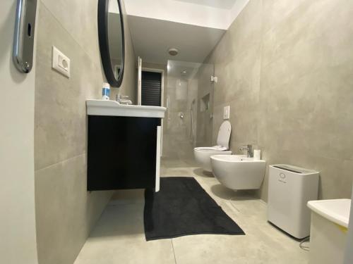 Mali Robit Apartments في غوليم: حمام مع حوض ومرحاض ومرآة