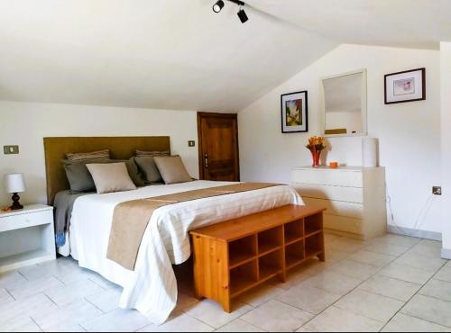 um quarto com uma cama grande e uma mesa de madeira em Mameli Suite em Spoleto