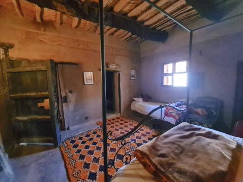 Pokój z łóżkiem i pokój z łóżkiem w obiekcie Kasbah des montagnes maison d'hôtes w mieście Bou Drarar