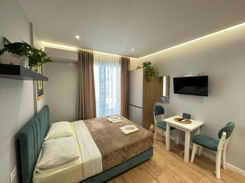 Una televisión o centro de entretenimiento en TreA Accomodations - Suite Lungomare
