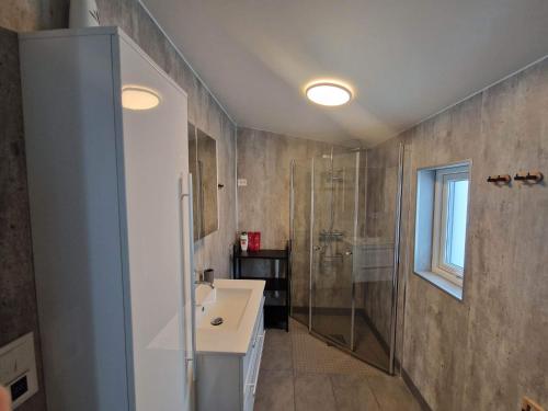 y baño con ducha y lavamanos. en Northern living 2 room with shared bathroom en Tromsø