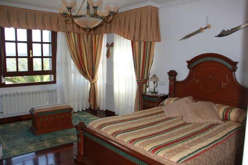 een slaapkamer met een bed en een raam bij Villa Marta in Santillana del Mar