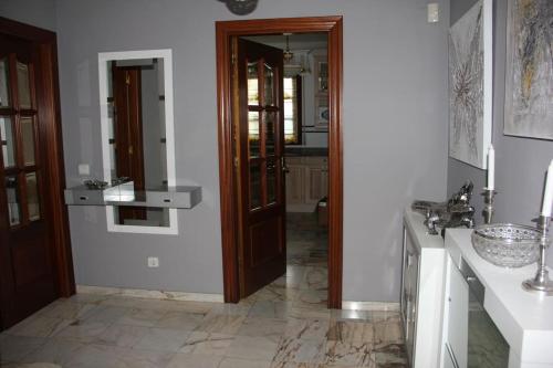 uma cozinha com uma porta de madeira e um lavatório em Villa Marta em Santillana del Mar