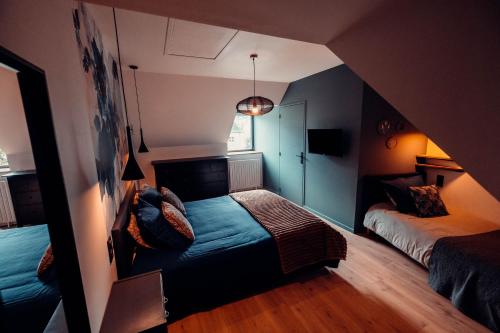 a room with two beds in a room at La Petite Bélérit, maison de ville - Landerneau in Landerneau