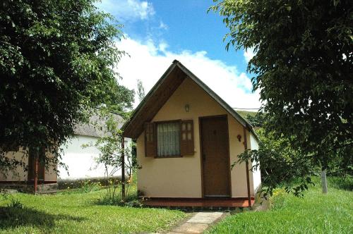 a small house with a window and a door at Pousada & Camping Serras Verdes in Conservatória