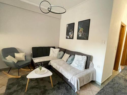 een woonkamer met een bank en een stoel bij Lovely Meteora Home in Kalabaka