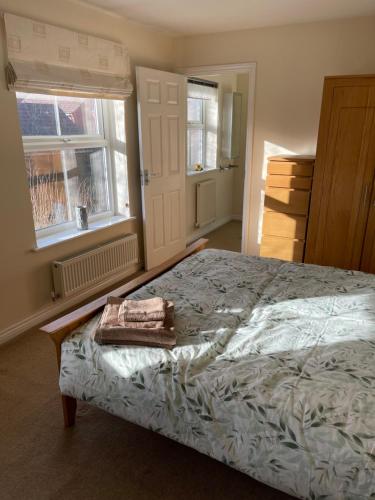 Postel nebo postele na pokoji v ubytování Spacious, Quiet, Sleeps 12, 3 bathrooms, Parking, KIA 1