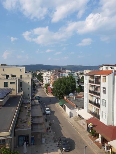 uma vista aérea de uma rua da cidade com edifícios em Къща за гости WEST em Sunny Beach