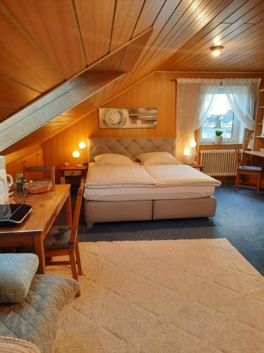 1 dormitorio con cama, mesa y escritorio en Privatzimmer in Augsburg-Haunstetten en Augsburg