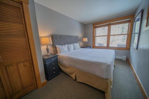 - une chambre avec un grand lit et une fenêtre dans l'établissement Springs 8806, à Keystone