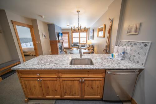 uma cozinha com um lavatório e uma bancada em Springs 8806 em Keystone