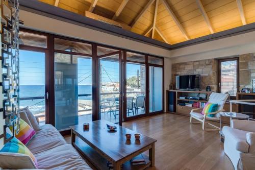 Villa Athina in front of the sea