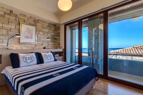 Villa Athina in front of the sea
