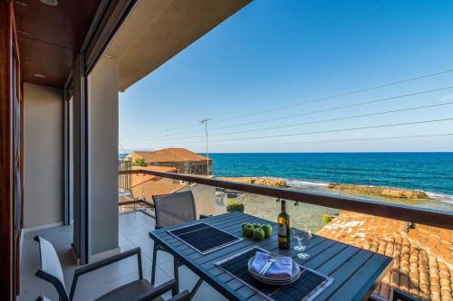 Villa Athina in front of the sea