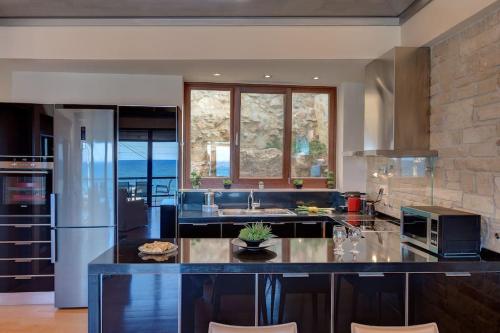Villa Athina in front of the sea