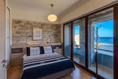 Villa Athina in front of the sea