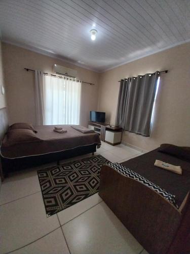 - une chambre avec un lit, un canapé et une télévision dans l'établissement Projetada com Joao, à Campos dos Goytacazes