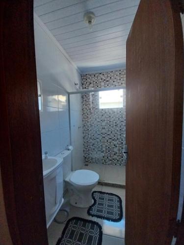 La salle de bains est pourvue de toilettes et d'un lavabo. dans l'établissement Projetada com Joao, à Campos dos Goytacazes