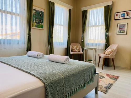 een slaapkamer met een bed met twee handdoeken erop bij Garden Palace Boutique Hotel in Kuşadası