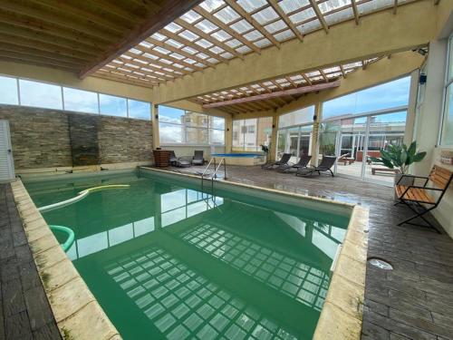 una gran piscina en un edificio en Apart Hotel Sorrento en Santa Teresita