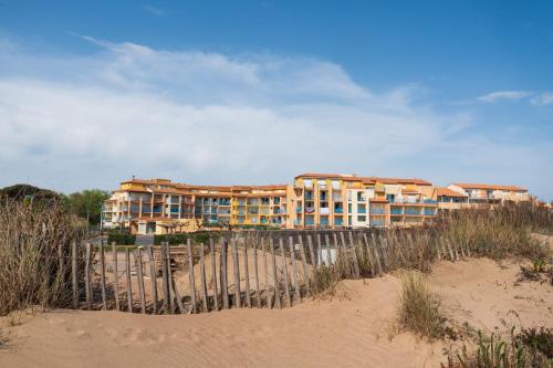 Gallery image of Appartement, vue sur mer, accés direct plage, piscine in Vias