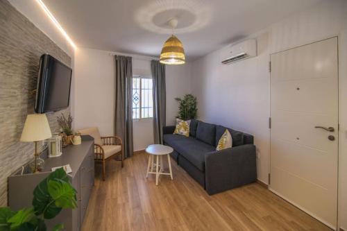 salon z kanapą i stołem w obiekcie Xauen 8 Vejer. Alojamiento rural con encanto w mieście Vejer de la Frontera
