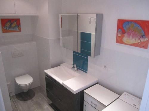 une salle de bain blanche avec un lavabo et des toilettes dans l'établissement Centre et plage tout à pied échappée mer, à Cannes