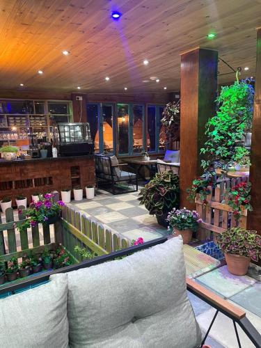 White Rose Hotel and Restaurantにあるシーティングエリア