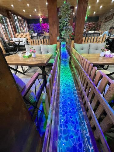 White Rose Hotel and Restaurantにあるレストランまたは飲食店